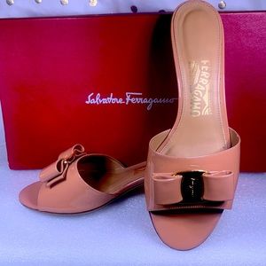 ♥️ beautiful beautiful blush FERRAGAMO♥️ perfect condition 🥰